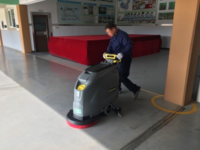 電動洗地機行業(yè)專家教你選刷盤 洗掃一體機